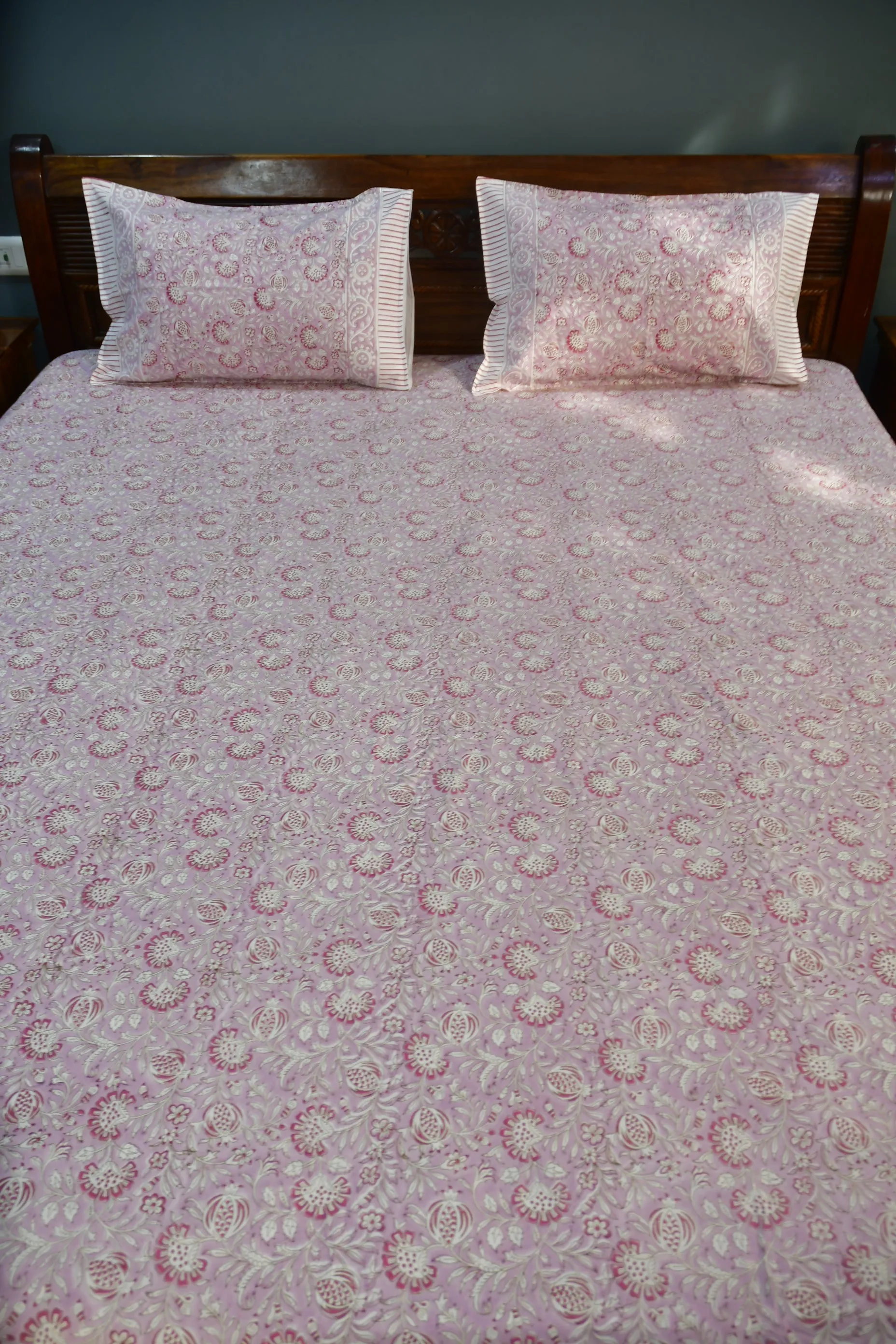 Gulaabi floral Bedsheet - Embrace the Beauty of Spring for Your Bedroom