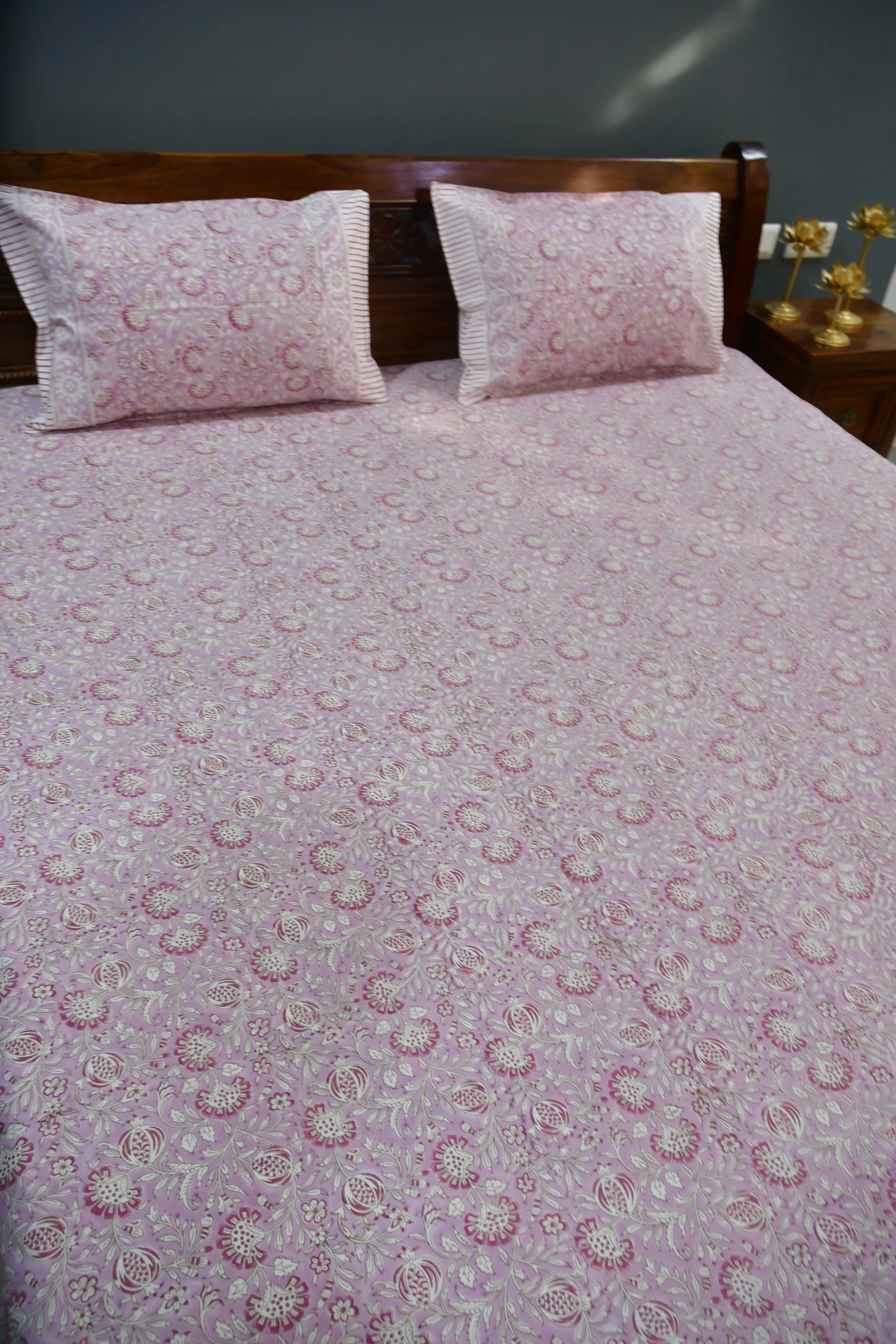 Gulaabi floral Bedsheet - Embrace the Beauty of Spring for Your Bedroom